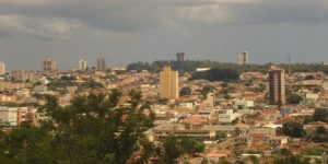 O Futuro do Agro em Clima Seco Uma cidade em Goiás está mostrando o caminho. Veja as tecnologias e estratégias que estão fazendo a diferença