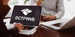 Débitos trimestrais de IRPJ e CSLL Impossibilidade de vinculação de DCOMP na DCTFWeb
